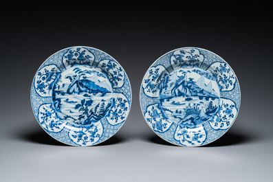 Paire de plats en porcelaine de Chine en bleu et blanc &agrave; d&eacute;cor de paysages montagneux, Kangxi