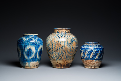Six pots de stockage en c&eacute;ramique islamique en bleu et blanc, la Perse, 17/19&egrave;me