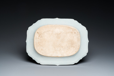 Plat en porcelaine de Chine famille rose &agrave; d&eacute;cor dit 'pseudo-feuilles de tabac', Qianlong