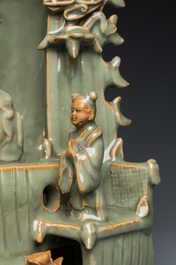 Een Chinees Longquan celadon schrijn met Guanyin, wellicht Ming