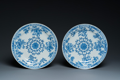 A Chinese blue and white dish and ten plates, 19th C.