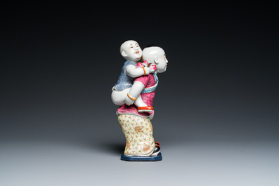 Groupe en porcelaine de Chine famille rose figurant deux gar&ccedil;ons, marque Zhu Mao Ji Zao 朱茂記造, R&eacute;publique