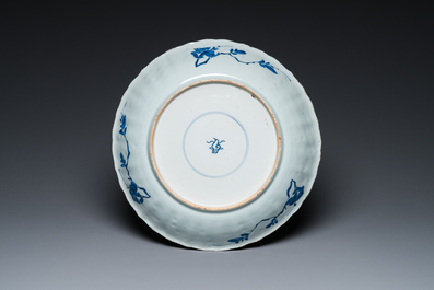 Un plat en porcelaine de Chine en bleu et blanc et une terrine couverte en verte-Imari, Kangxi