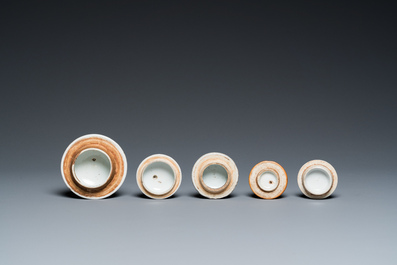 Belle collection de th&eacute;i&egrave;res et chocolati&egrave;res en porcelaine de Chine famille rose et de style Imari, Yongzheng/Qianlong
