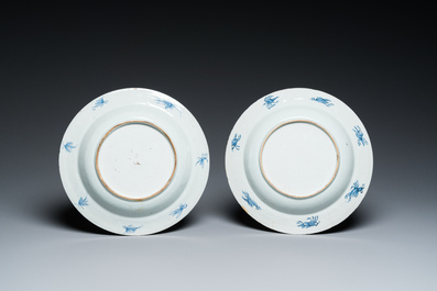 Paire d'assiettes en porcelaine de Chine de style Imari &agrave; d&eacute;cor des 'Dames au parasol', Qianlong