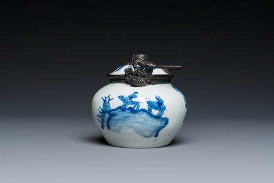 Pipe &agrave; eau en porcelaine de Chine 'Bleu de Hue' pour le Vietnam, marque Thọ 壽, 19&egrave;me
