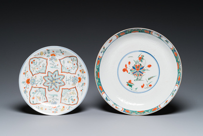 Deux plats en porcelaine de Chine famille verte &agrave; d&eacute;cor anhua, Kangxi