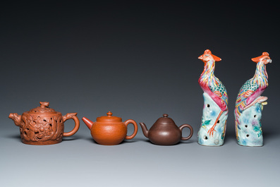 Trois th&eacute;i&egrave;res couvertes en gr&egrave;s de Yixing et une paire de faisans en porcelaine de Chine famille rose, 19/20&egrave;me