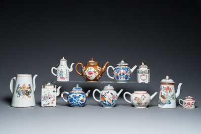 Belle collection de th&eacute;i&egrave;res et chocolati&egrave;res en porcelaine de Chine famille rose et de style Imari, Yongzheng/Qianlong