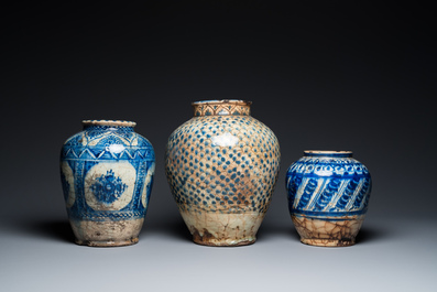 Zes blauw-witte voorraadpotten in islamitisch aardewerk, Perzi&euml;, 17/19e eeuw