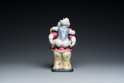 Groupe en porcelaine de Chine famille rose figurant deux gar&ccedil;ons, marque Zhu Mao Ji Zao 朱茂記造, R&eacute;publique