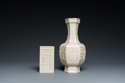 Un vase et un pot &agrave; pinceaux &agrave; d&eacute;cor moul&eacute; en porcelaine de Chine en couleur cr&egrave;me &agrave; fond craquel&eacute;, Qing