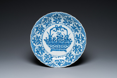 Un plat en porcelaine de Chine en bleu et blanc et une terrine couverte en verte-Imari, Kangxi