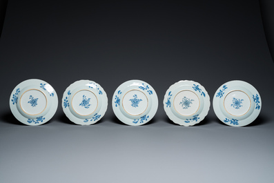 Vijf Chinese blauw-witte 'Xi Xiang Ji' borden, Qianlong