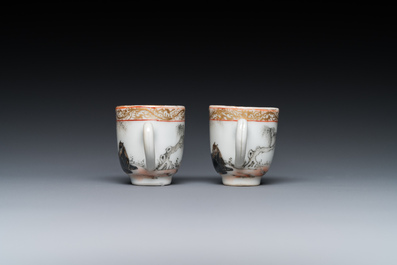 Rare paire de tasses miniatures en porcelaine de Chine &agrave; d&eacute;cor de chevaux en grisaille et dorure, Yongzheng/Qianlong