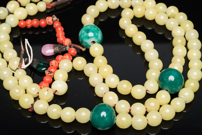 A Chinese court necklace with yellow glass beads, 19th C.