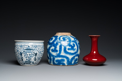 Drie Chinese blauw-witte vazen en een monochrome rode vaas, 19e eeuw