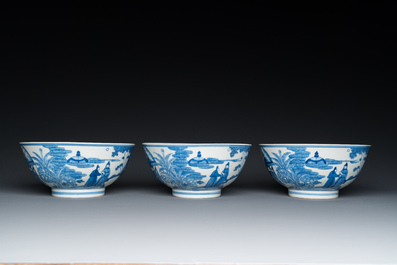 Drie Chinese blauw-witte kommen met figuratief decor, Xuande merk, 19e eeuw