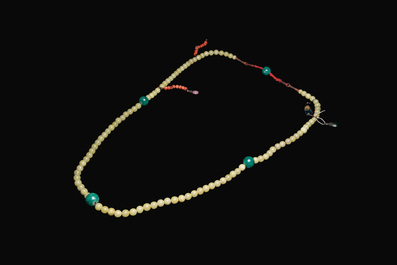 A Chinese court necklace with yellow glass beads, 19th C.