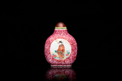 Een Chinese famille rose snuiffles met sgraffito fond, Qianlong merk, 19e eeuw