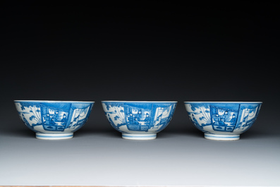 Trois bols en porcelaine de Chine en bleu et blanc &agrave; d&eacute;cor figuratif, marque de Xuande, 19&egrave;me