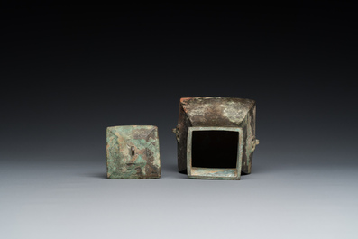 Een kleine Chinese bronzen rituele 'fang hu' dekselvaas, Periode der Strijdende Staten