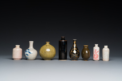Cinq tabati&egrave;res et trois vases miniatures en porcelaine de Chine, 19/20&egrave;me