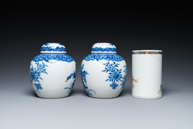 Un pot &agrave; pinceaux et un plat en porcelaine de Chine famille rose et une paire de pots couverts en bleu et blanc, 19/20&egrave;me