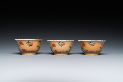 Trois tasses et soucoupes en porcelaine de Chine famille verte sur fond caf&eacute; au lait de style Kangxi, marque au lapin, 19&egrave;me