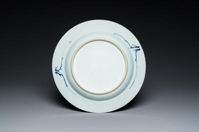 Plat en porcelaine de Chine en bleu et blanc &agrave; d&eacute;cor de deux dames dans un jardin, Yongzheng