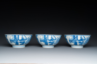 Trois bols en porcelaine de Chine en bleu et blanc &agrave; d&eacute;cor figuratif, marque de Xuande, 19&egrave;me