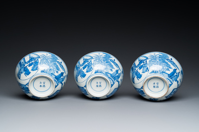 Drie Chinese blauw-witte kommen met figuratief decor, Xuande merk, 19e eeuw