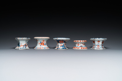 Cinq salerons en porcelaine de Chine de style Imari, Kangxi/Qianlong