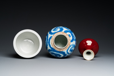 Trois vases en porcelaine de Chine en bleu et blanc et un en rouge monochrome, 19&egrave;me