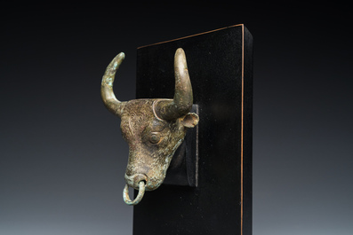 Een Chinees bronzen ornament in de vorm van een stierenkop, Periode der Strijdende Staten