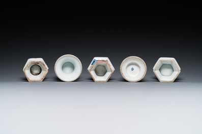 Cinq salerons en porcelaine de Chine de style Imari, Kangxi/Qianlong
