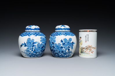 Un pot &agrave; pinceaux et un plat en porcelaine de Chine famille rose et une paire de pots couverts en bleu et blanc, 19/20&egrave;me