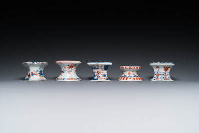 Vijf Chinese Imari-stijl zoutvaten, Kangxi/Qianlong
