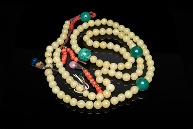 A Chinese court necklace with yellow glass beads, 19th C.