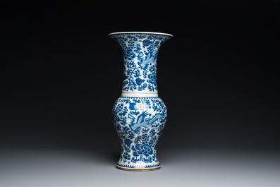 Trois vases en porcelaine de Chine en bleu et blanc et un en rouge monochrome, 19&egrave;me