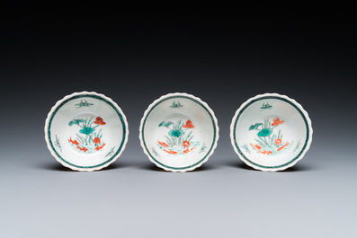 Trois tasses et soucoupes en porcelaine de Chine famille verte sur fond caf&eacute; au lait de style Kangxi, marque au lapin, 19&egrave;me