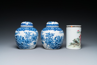 Un pot &agrave; pinceaux et un plat en porcelaine de Chine famille rose et une paire de pots couverts en bleu et blanc, 19/20&egrave;me