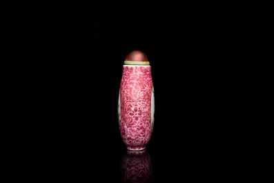 Tabati&egrave;re en porcelaine de Chine famille rose &agrave; fond sgraffito, marque de Qianlong, 19&egrave;me