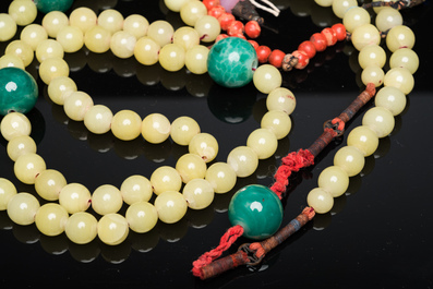 A Chinese court necklace with yellow glass beads, 19th C.