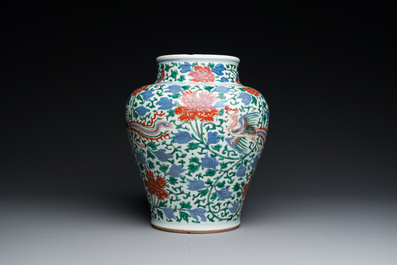 Vase en porcelaine de Chine wucai &agrave; d&eacute;cor de ph&eacute;nix et de pivoines, &eacute;poque Transition