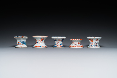 Vijf Chinese Imari-stijl zoutvaten, Kangxi/Qianlong