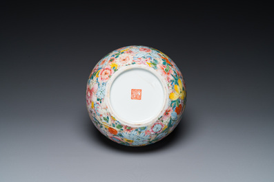Vase de forme bouteille en porcelaine de Chine famille rose &agrave; d&eacute;cor 'millefleurs', marque de Qianlong, R&eacute;publique