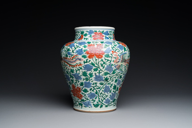 Vase en porcelaine de Chine wucai &agrave; d&eacute;cor de ph&eacute;nix et de pivoines, &eacute;poque Transition