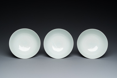 Drie Chinese blauw-witte kommen met figuratief decor, Xuande merk, 19e eeuw