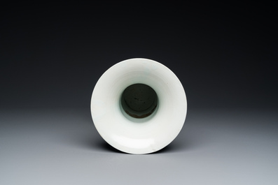 Drie Chinese blauw-witte vazen en een monochrome rode vaas, 19e eeuw